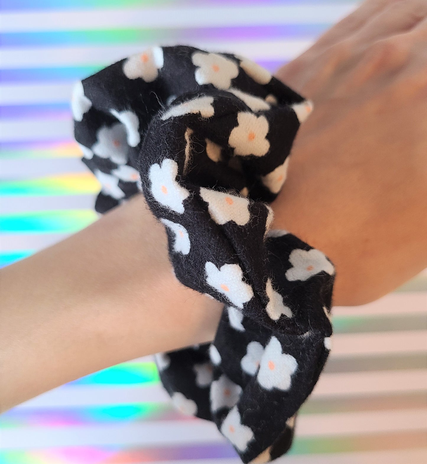 90s Daisy Black Flannel Scrunchie